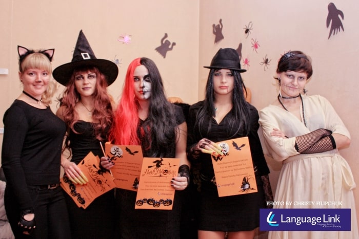 как молодежь встречает хэллоуин в англии. хэллоуин в америке. Halloween party. какого числа хэллоуин в россии в 2022 года. Halloween explosion.